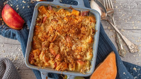 Apfel-Süßkartoffel-Auflauf in einer blauen Auflaufform.