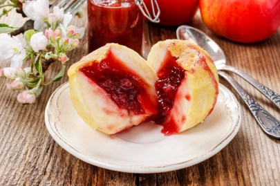 Bratäpfel-Hälften mit Marmelade auf einem Teller.
