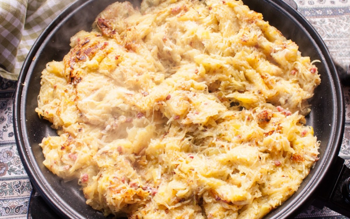 Dibbelabbes in einer Pfanne, in der Draufsicht.