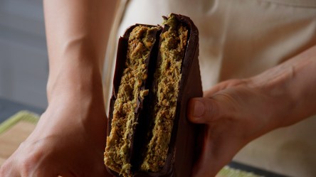 In zwei Hälften geteilte selbst gemachte Dubai-Schokolade