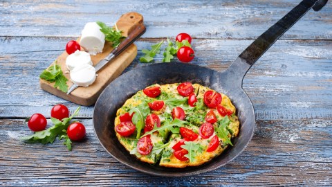 Rührei mit Ziegenkäse in einer schwarzen Pfanne