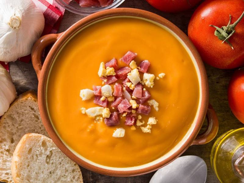 Eine Schüssel Salmorejo auf einem Tisch.