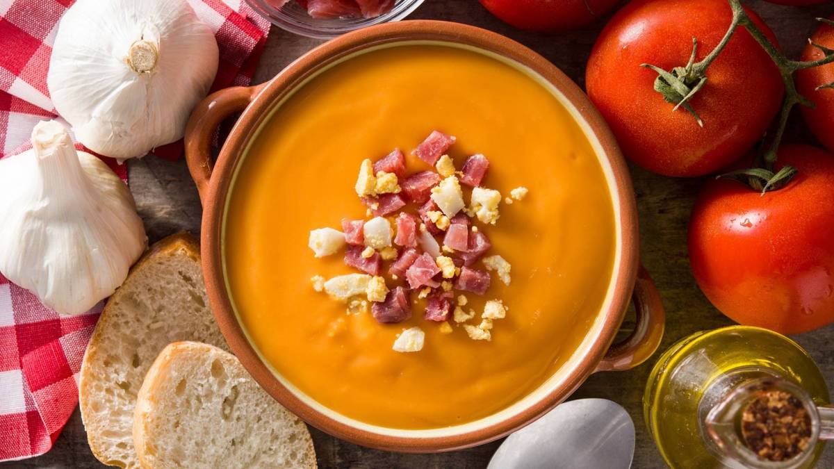 Eine Schüssel Salmorejo auf einem Tisch.