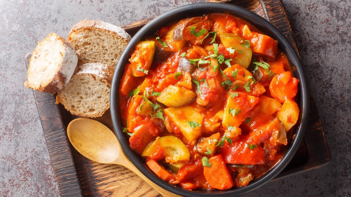 Vegetarisches Güvec in einem Topf mit Brot.