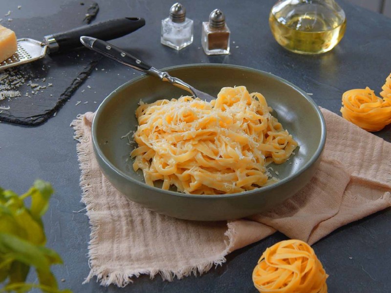 Teller mit Alfredo-Tagliatelle mit 4 Zutaten