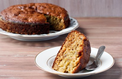 Ein Stück Dattelkuchen auf einem Teller.