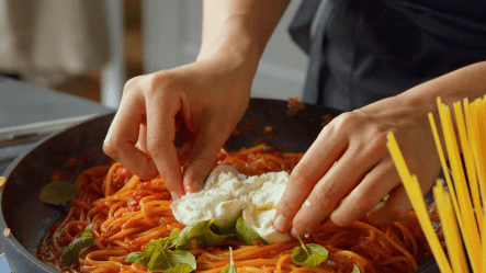Pfanne mit One-Pot-Spaghetti mit Burrata