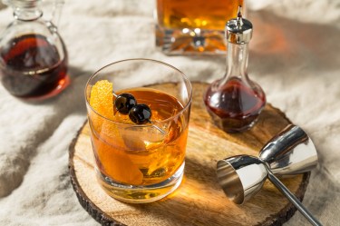 Autumn Sweater: Cocktail in einem Glas, garniert mit Kirschen.