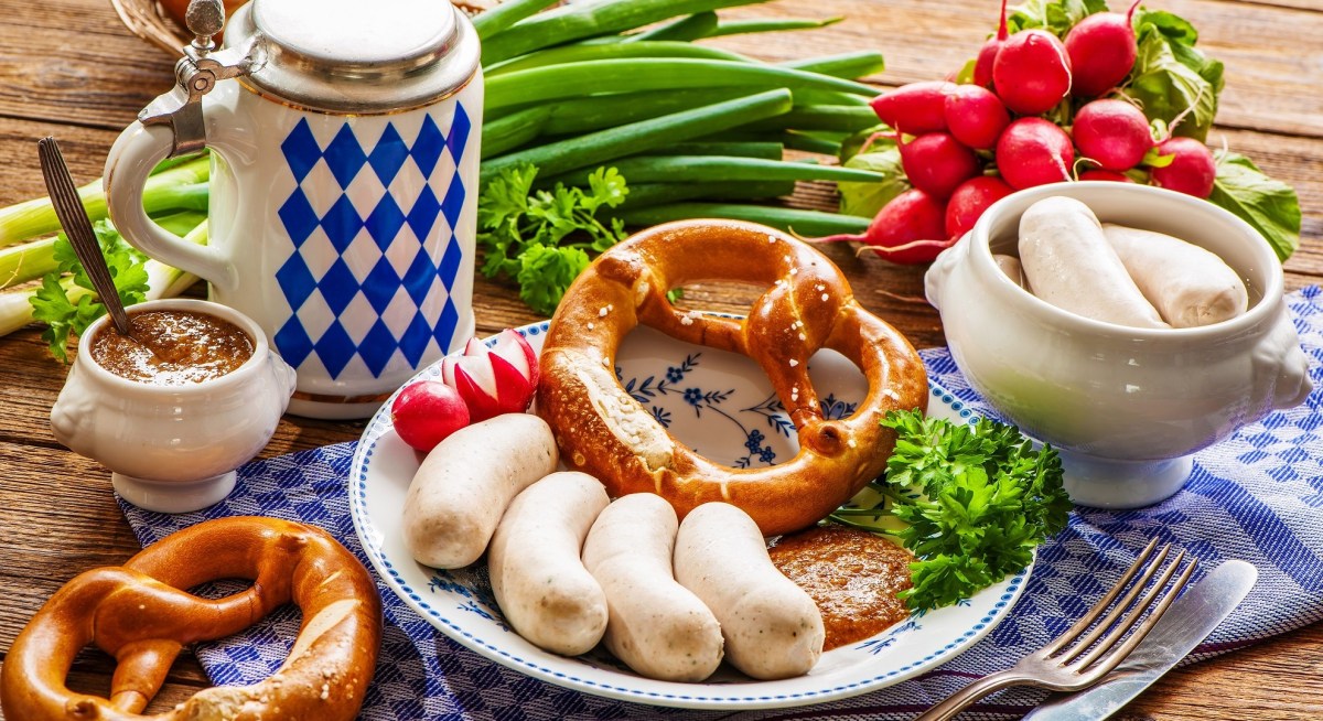 Gedeckter Tisch mit einem bayerischen Weißwurstfrühstück