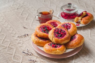Cranberry-Hefebrötchen auf einem Teller.
