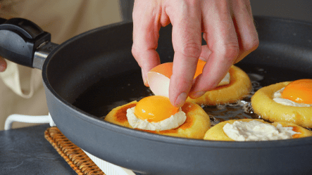 Pfanne mit gefüllten Kartoffelplätzchen