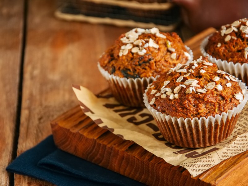 Morning Glory Muffins auf einem Holzbrett.