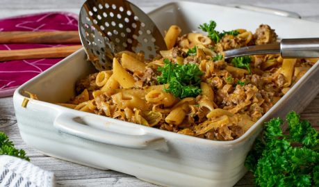Spitzkohl-Nudelauflauf mit Hackfleisch in einer Auflaufform