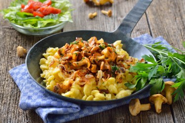 Spätzle-Pfifferling-Pfanne auf einem Tisch