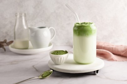 Whipped Matcha Latte auf einem Tisch