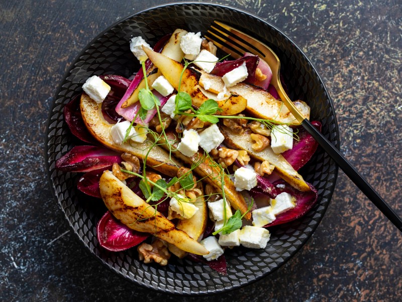 Schale mit Birnen-Chicorée-Salat