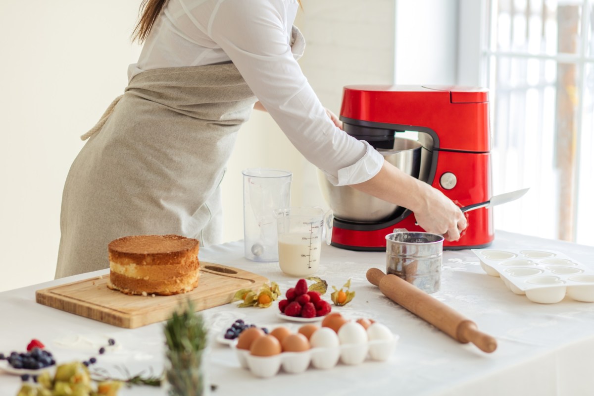Eine Frau kocht mit einer Bosch Küchenmaschine Serie 4.