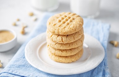 Ein Stapel Cashew-Butter-Cookies.