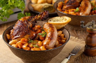 Eine Schale Cassoulet: französischer Bohneneintopf.