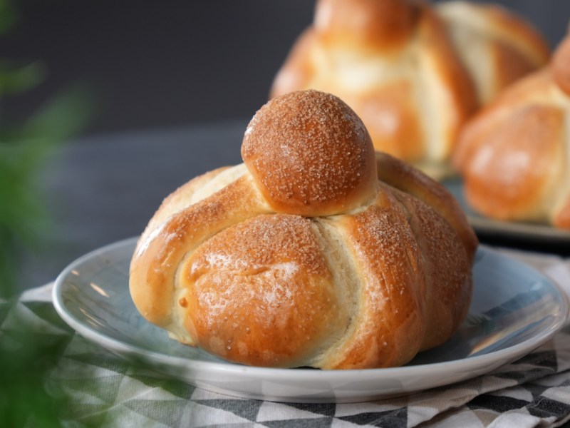 Pan de Muerto auf einem Teller.