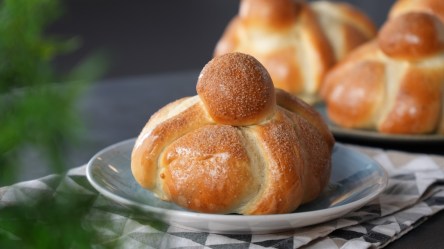 Pan de Muerto auf einem Teller.