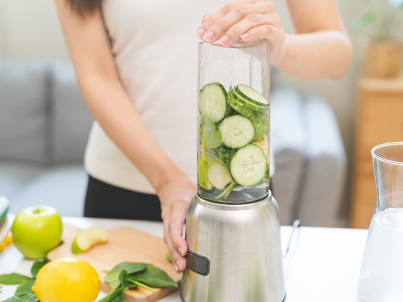 WMF Smoothie-Maker: Eine Frau püriert Gemüse im Kult X Mix & Go