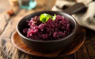 Eine Schale mit Asia-Rotkohl.