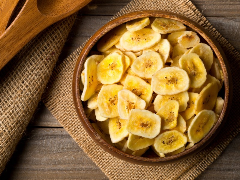 Eine Schale Bananenchips aus dem Airfryer.