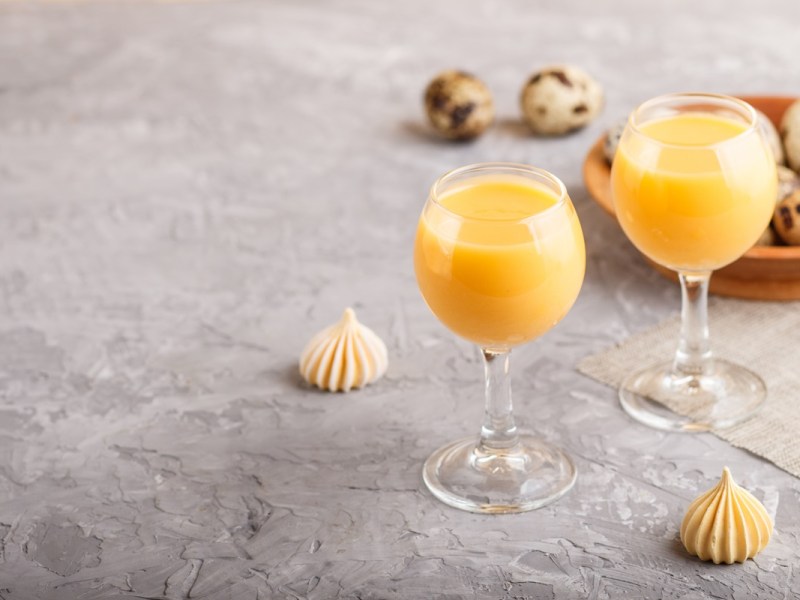 Zwei Gläser Eierlikör mit Wachteleiern daneben