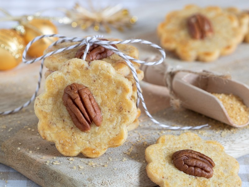 Pekannuss-Plätzchen auf einem Brett.