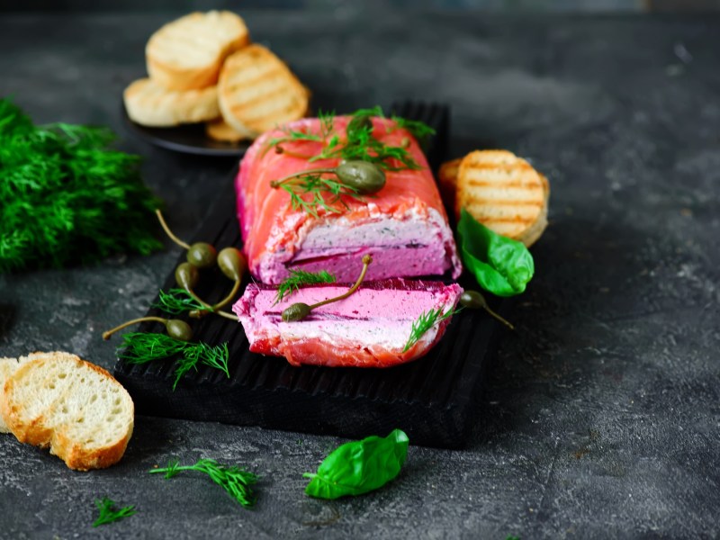 angeschnittene Rote-Bete-Lachs-Terrine auf einem Tisch