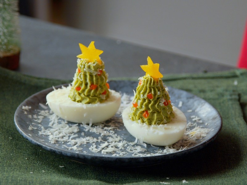 Zwei weihnachtliche gefüllte Eier.