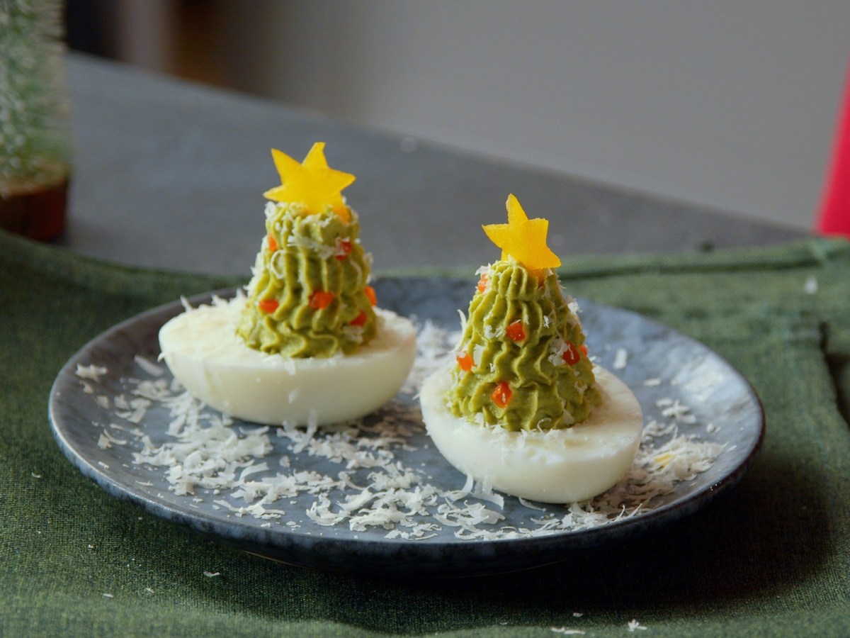 Zwei weihnachtliche gefüllte Eier.