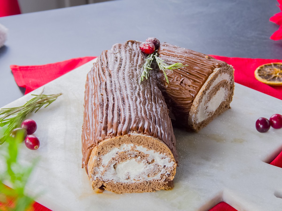 Yule Log: Dieser Weihnachtskuchen in Baumstammoptik begeistert alle