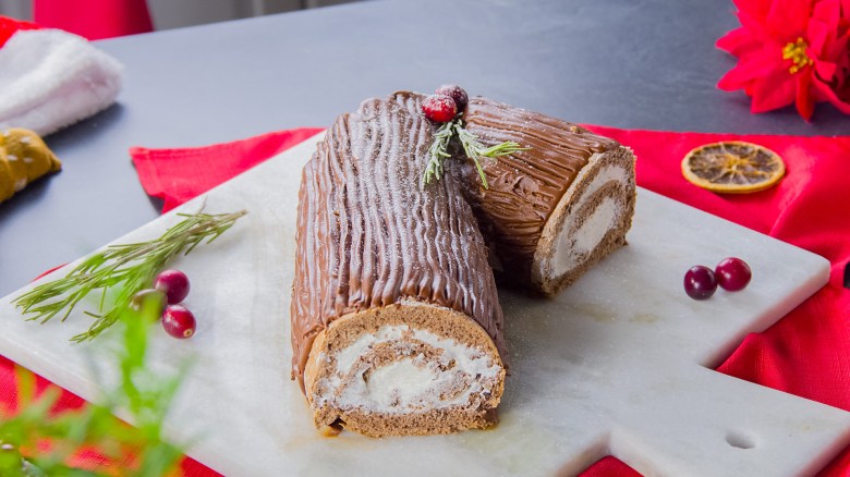Yule Log: Dieser Weihnachtskuchen in Baumstammoptik begeistert alle