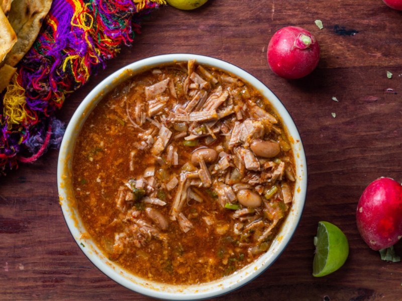 Eine Schüssel Birria in der Draufsicht.