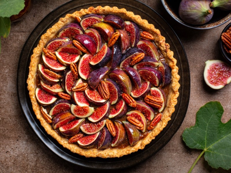 Eine Feigen-Tarte mit Pekannüssen in der Draufsicht.