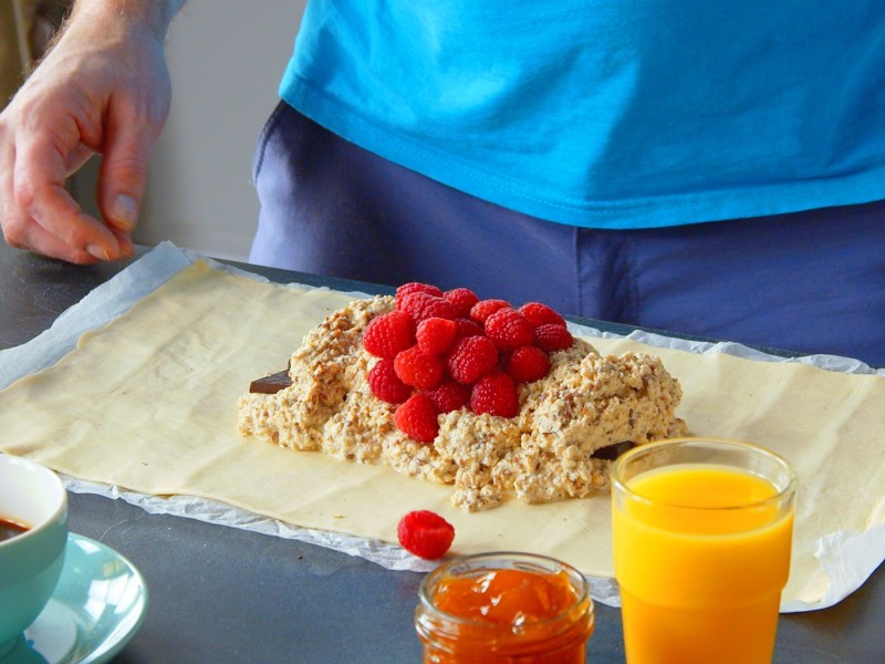 Gefüllter Blätterteig-Bonbon bei der Zubereitung