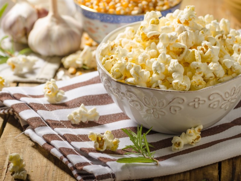 Knoblauch-Popcorn aus dem Airfryer in einer Schale.