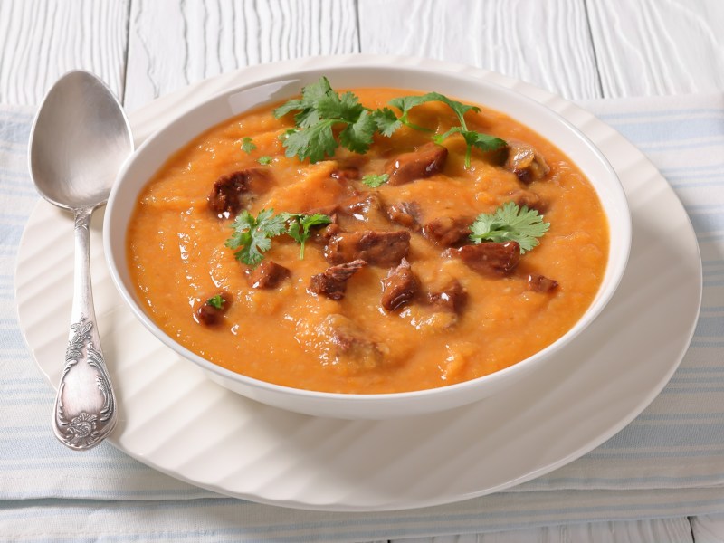 Eine Schale Rindfleisch-Möhren-Suppe.