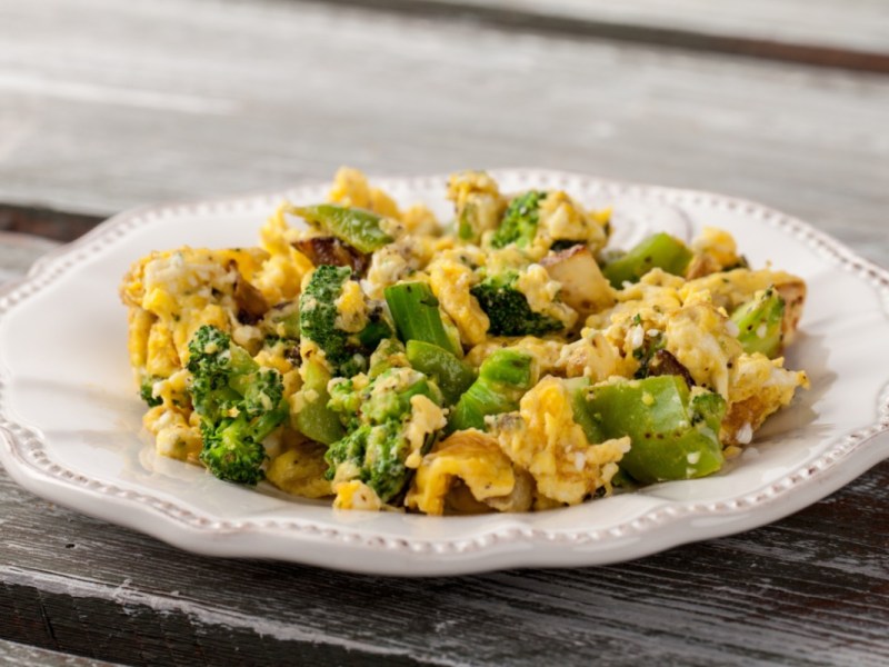 Ein Teller Rührei mit Brokkoli.