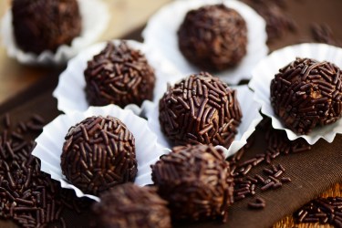 Rumkugeln ohne Alkohol in Papierförmchen