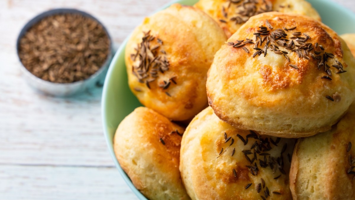 Schottische Käse-Bannocks in einer Schüssel.