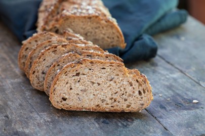 Ein angeschnittenes Dinkel-Quark-Brot