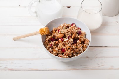 Eine Schüssel geröstetes Honig-Granola mit Milch.