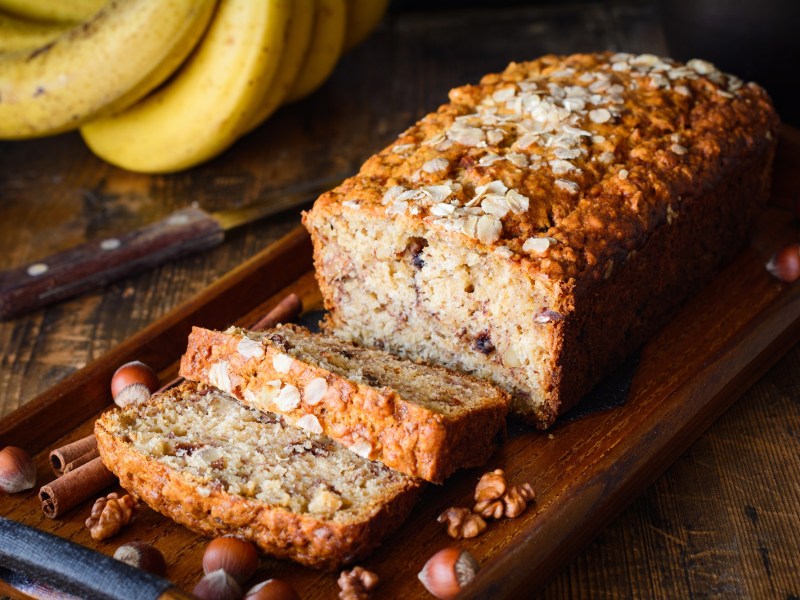 angeschnittenes Haferflocken-Bananenbrot auf einem Brett