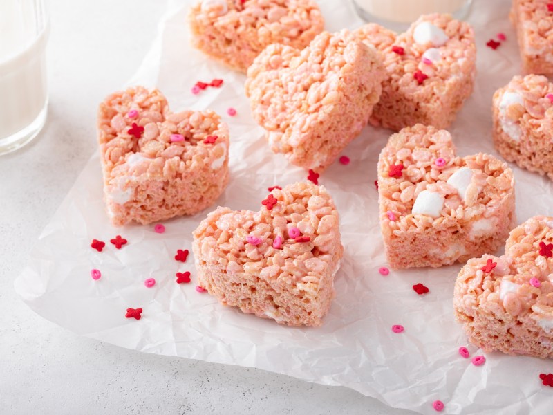 Mehrere Knusperherzen auf einem Stück Backpapier.