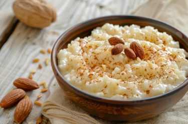 Schale mit Marzipan-Milchreis, Zimt und Mandeln