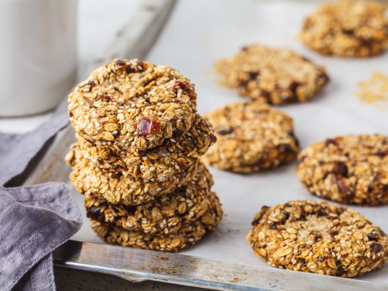 Mehrere Hafer-Saaten-Kekse auf einem Tisch