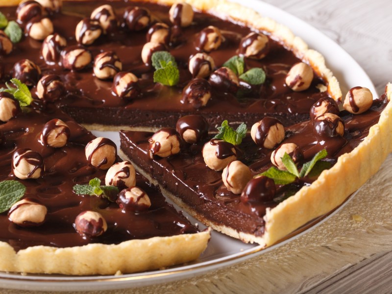 Angeschnittene Nutella-Haselnuss-Tarte